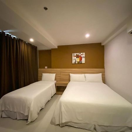 Capital O 820 Guijo Suites Makati Манила Екстериор снимка