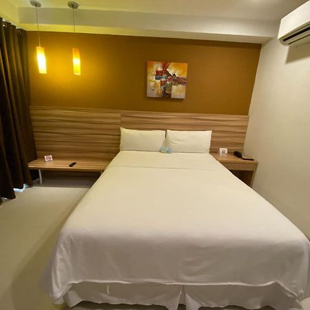Capital O 820 Guijo Suites Makati Манила Екстериор снимка