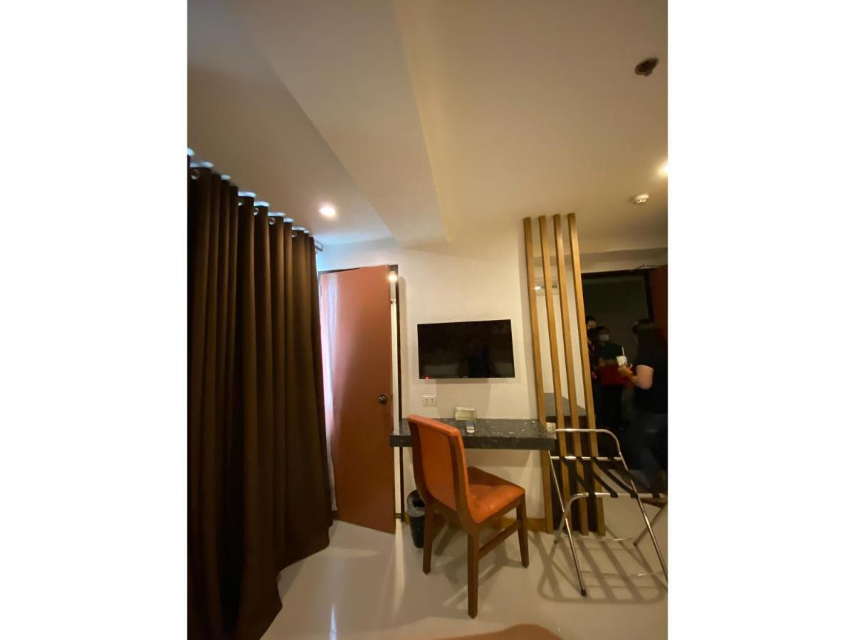 Capital O 820 Guijo Suites Makati Манила Екстериор снимка