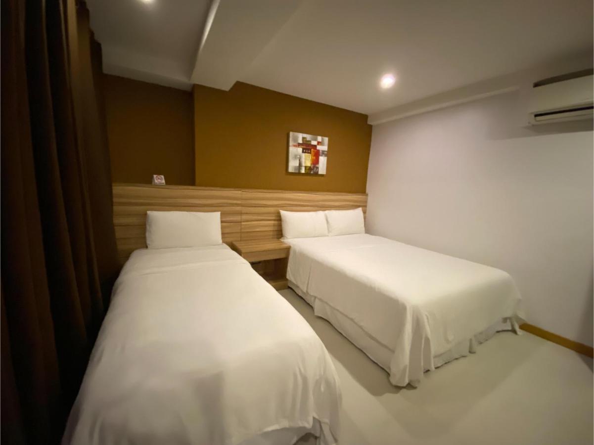Capital O 820 Guijo Suites Makati Манила Екстериор снимка
