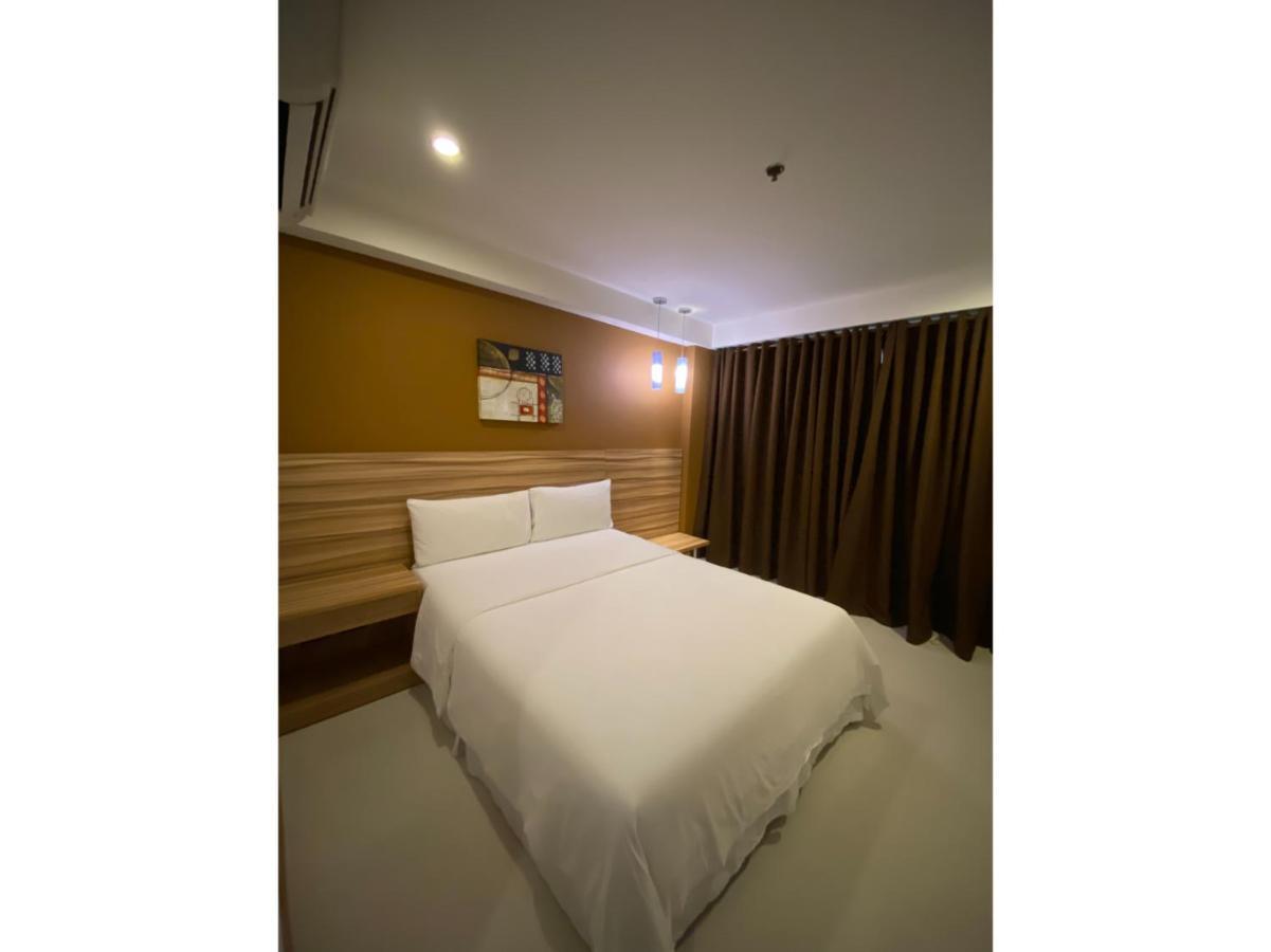 Capital O 820 Guijo Suites Makati Манила Екстериор снимка