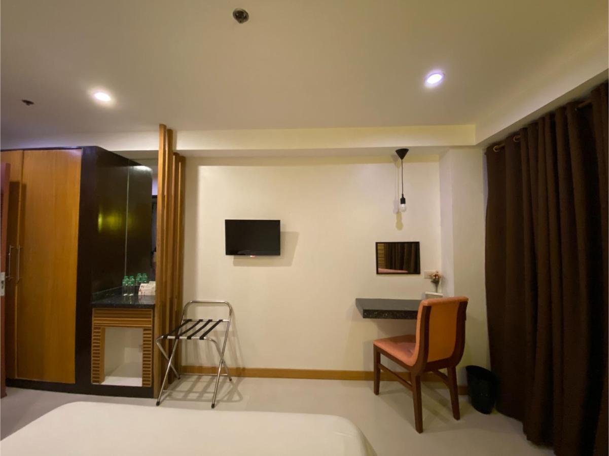 Capital O 820 Guijo Suites Makati Манила Екстериор снимка