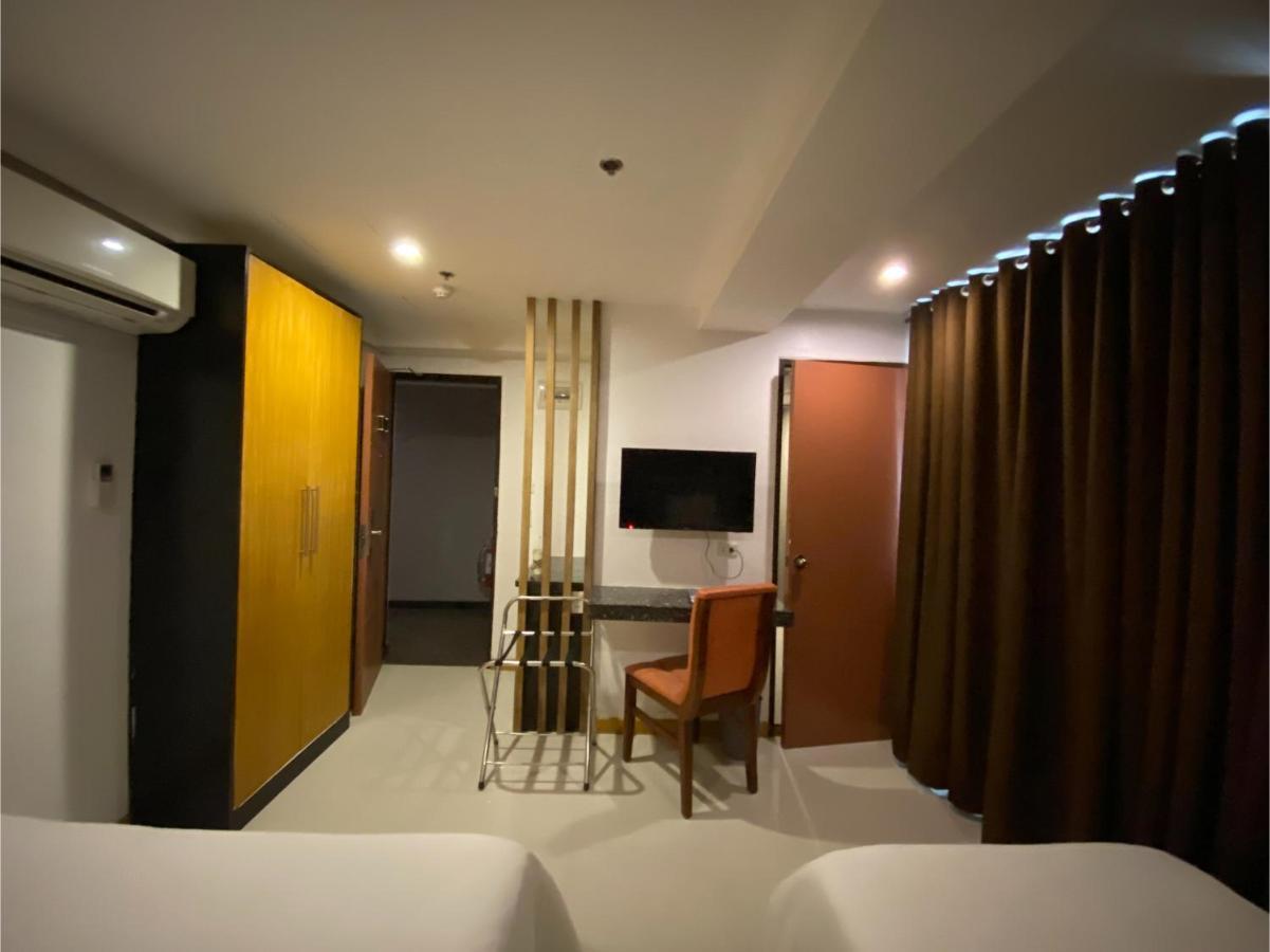 Capital O 820 Guijo Suites Makati Манила Екстериор снимка