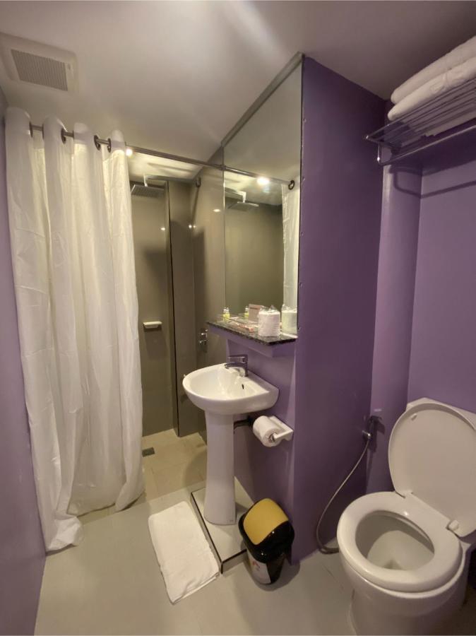 Capital O 820 Guijo Suites Makati Манила Екстериор снимка