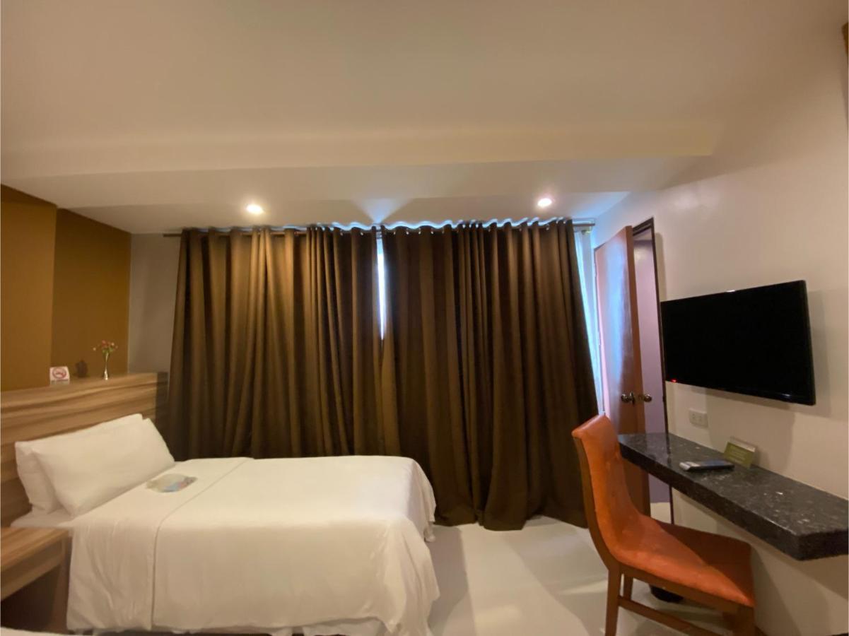 Capital O 820 Guijo Suites Makati Манила Екстериор снимка