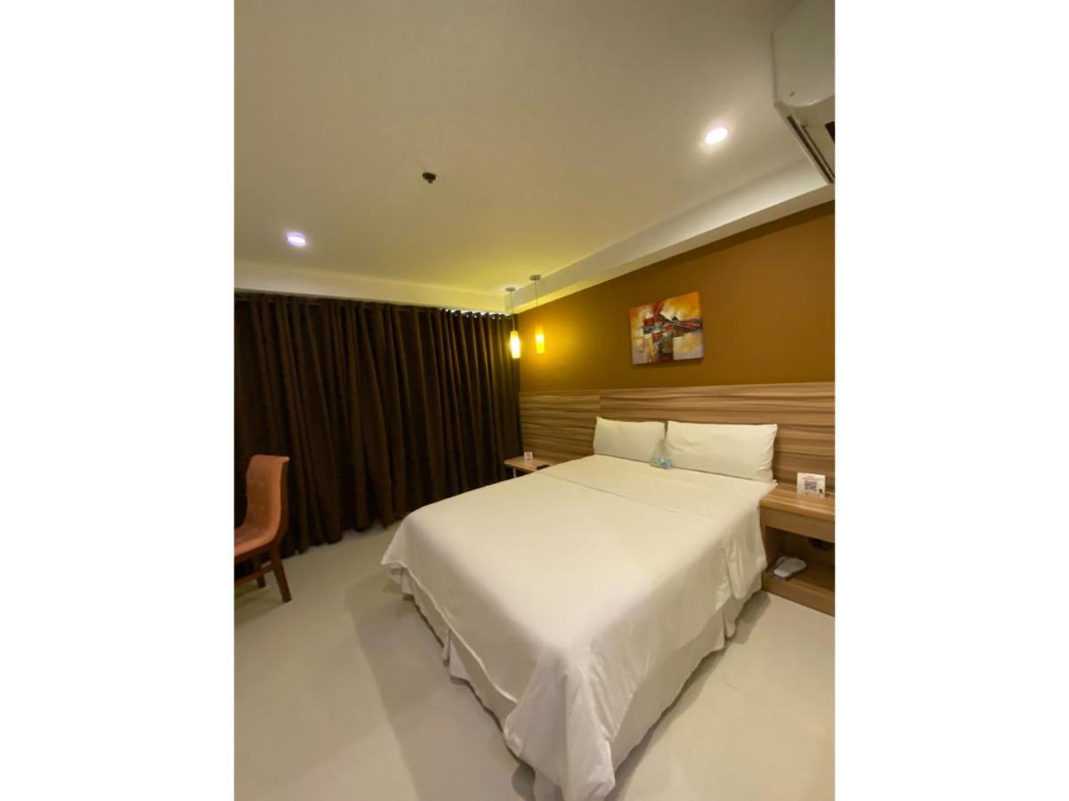 Capital O 820 Guijo Suites Makati Манила Екстериор снимка