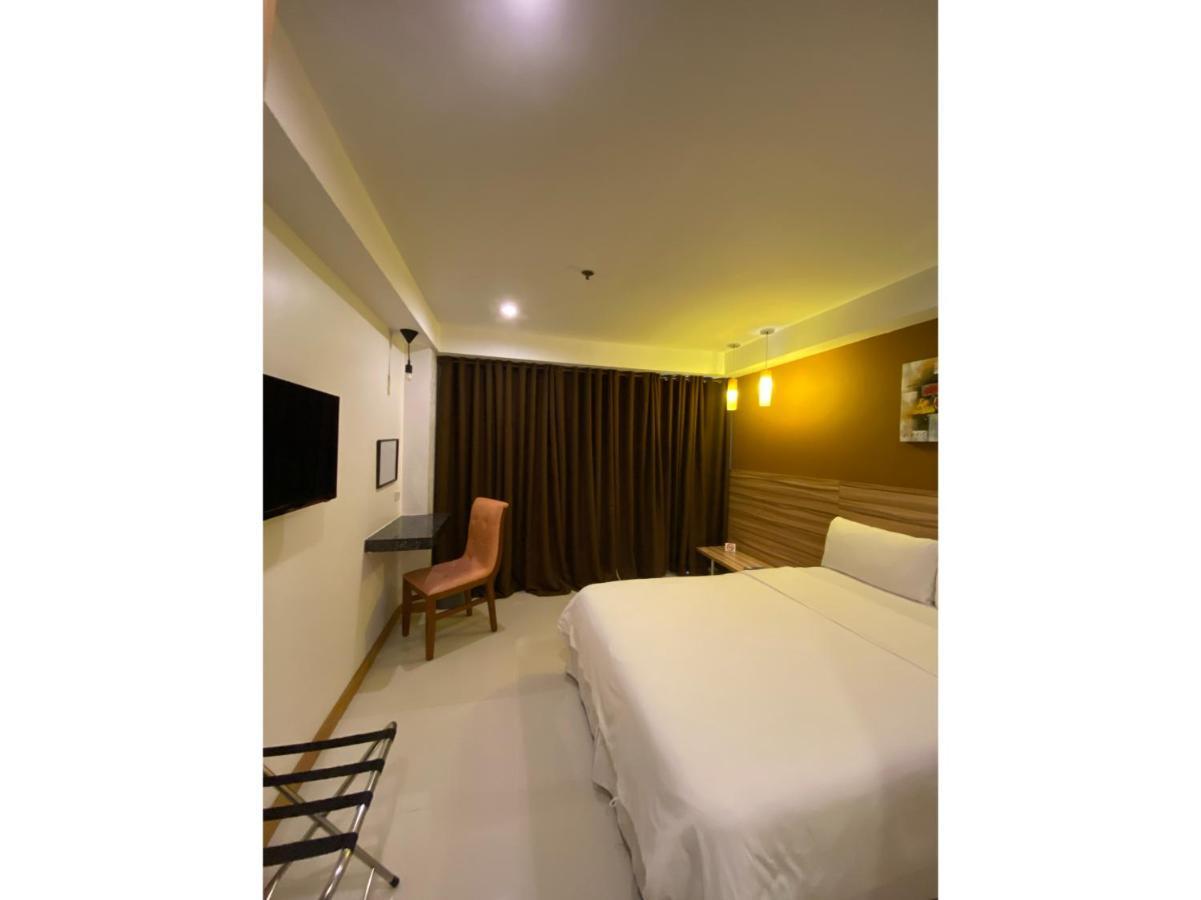 Capital O 820 Guijo Suites Makati Манила Екстериор снимка