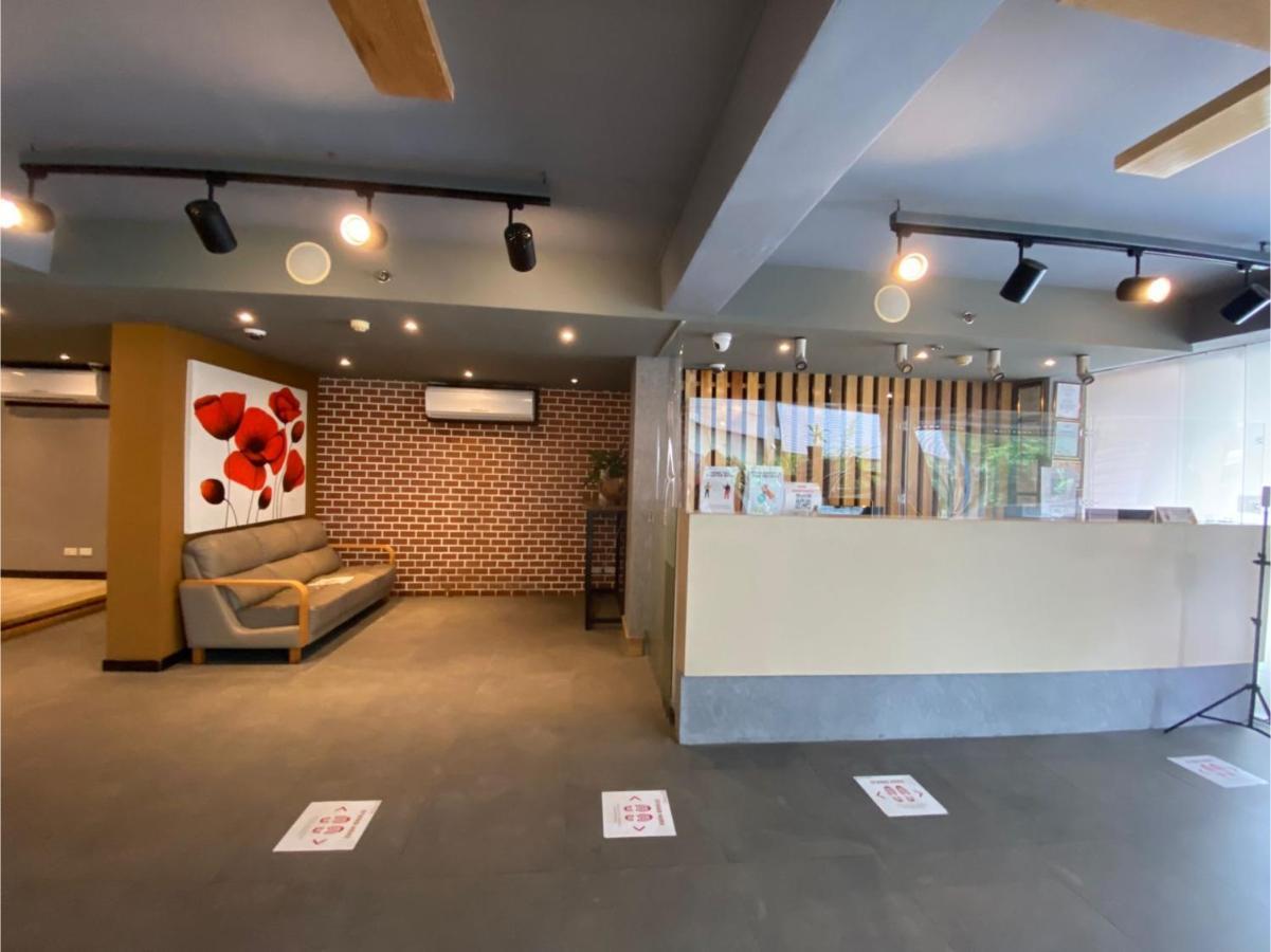 Capital O 820 Guijo Suites Makati Манила Екстериор снимка