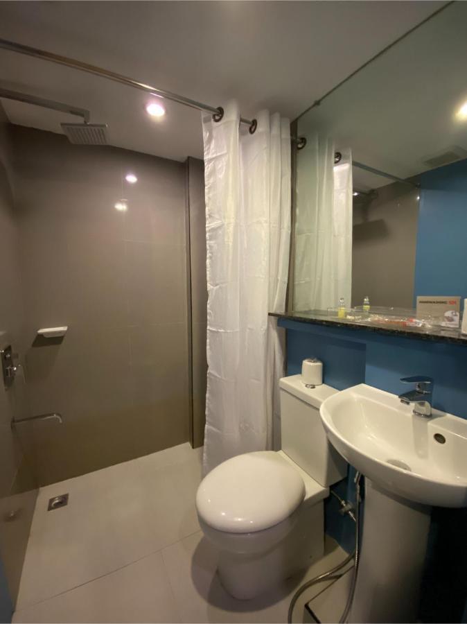 Capital O 820 Guijo Suites Makati Манила Екстериор снимка